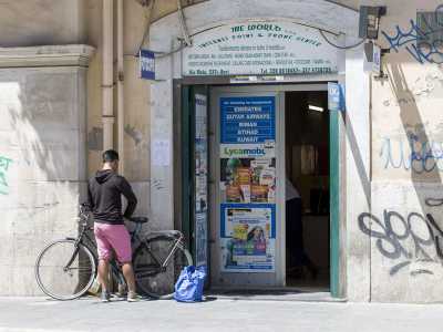 A pochi passi di distanza si trova poi un vasto Internet point e phone center dal nome emblematico: �The world�. Perch� qui, siamo veramente nel mondo